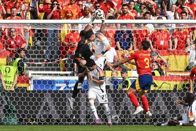 Soccer, Men, Season 2023 24, Euro EM 2024, Quarterfinals in Stuttgart, Spain Germany, Goalkeeper Unai Simon Spain , Ilkay Gündogan Guendogan Germany and Kai Havertz Germany in a duel , 05 07 2024, Copyright: xMatthiasxKochx
