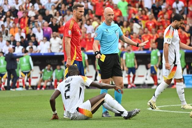 05 07 2024, xjrdrx, Football EM 2024 1 4 Final, Germany Spain emspor, v l Referee Referee Anthony Taylor England shows Antonio Rüdiger Deutsche Fussball Nationalmannschaft DFB the yellow card DFL DFB REGULATIONS PROHIBIT ANY USE OF PHOTOGRAPHS as IMAGE SEQUENCES and or QUASI VIDEO Stuttgart