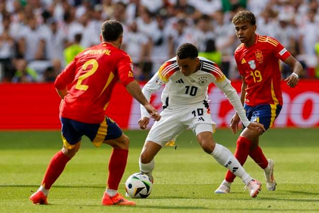 Spain s Dani Carvajal (L) and Lamine Yamal (R) in action against Germany s Jamal Musiala (C) during the UEFA EURO, EM, Europameisterschaft,Fussball 2024 s quarter-finals game between Spain and Germany at MHPArena stadium in Stuttgart, Germany, 05 July 2024. Spain vs. Germany !ACHTUNG: NUR REDAKTIONELLE NUTZUNG!  Copyright: xAlbertoxEstevezx GRAF2246 20240705-55014070959_1