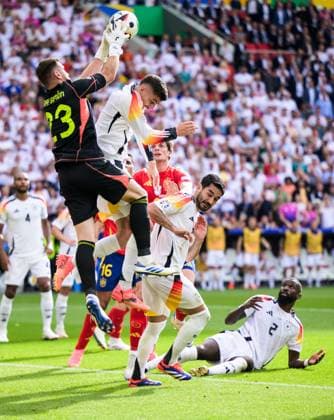240705 Goalkeeper Unai Simon Mendibil of Spain against Kai Havertz and Ilkay Gundogan of Germany during the UEFA Euro 2024 Football Championship quarterfinal between Spain and Germany on July 5, 2024 in Stuttgart Photo Mathias Bergeld BILDBYRAN code MB MB0942 fotboll football soccer fotballs em europamästskap em uefa euro uefa european football championship euro 2024 quarterfinal quarterfinal quarterfinals spanien spain deutschland germany bbeng bbauto  Copyright: MATHIASxBERGELD BB240705MB036