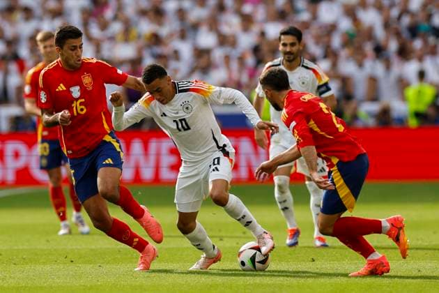 Spain s Rodri (L) and Dani Carvajal (R) in action against Germany s Jamal Musiala (C) during the UEFA EURO, EM, Europameisterschaft,Fussball 2024 s quarter-finals game between Spain and Germany at MHPArena stadium in Stuttgart, Germany, 05 July 2024. Spain vs. Germany !ACHTUNG: NUR REDAKTIONELLE NUTZUNG!  Copyright: xAlbertoxEstevezx GRAF2245 20240705-55014070967_1