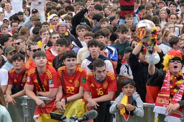 Berlin, Germany 5 July 2024 European Football Championship 2024 quarter-final Spain vs. Germany In the picture Cheering fans in the Brandenburger Tor fan zone, a group of Spanish fans in the front row Copyright: xFotostandx xReuhlx