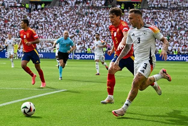 05 07 2024, xsltx, Football EM 2024 1 4 Final, Germany Spain emspor, v l Robin Le Normand Spain , David Raum Germany duel, action, action, battle for the ball DFL DFB REGULATIONS PROHIBIT ANY USE OF PHOTOGRAPHS as IMAGE SEQUENCES and or QUASI VIDEO Stuttgart