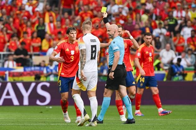 Soccer, Men, Season 2023 24, Euro EM 2024, Quarter-final in Stuttgart, Spain Germany, Robin Le Normand Spain sees yellow card from referee Anthony Taylor , 05 07 2024, Copyright: xMatthiasxKochx