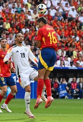 05 07 2024, xsltx, Football EM 2024 1 4 Final, Germany Spain emspor, v l Leroy Sane Germany , Rodri Spain duel, action, action, battle for the ball DFL DFB REGULATIONS PROHIBIT ANY USE OF PHOTOGRAPHS as IMAGE SEQUENCES and or QUASI VIDEO Stuttgart