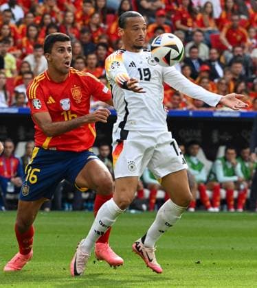 05 07 2024, xsltx, Football EM 2024 1 4 Final, Germany Spain emspor, v l Rodri Spain ,Leroy Sane Germany duel, action, action, battle for the ball DFL DFB REGULATIONS PROHIBIT ANY USE OF PHOTOGRAPHS as IMAGE SEQUENCES and or QUASI VIDEO Stuttgart