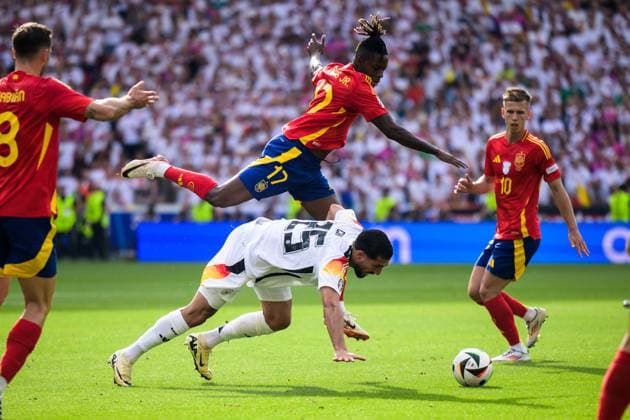 240705 Nicholas Williams of Spain and Emre Can of Germany during the UEFA Euro 2024 Football Championship quarterfinal between Spain and Germany on July 5, 2024 in Stuttgart Photo Mathias Bergeld BILDBYRAN code MB MB0942 fotboll football soccer fotballs em europamästerskap em uefa euro uefa european football championship euro 2024 kvartfinal quarterfinal quarterfinals spanien spain deutschland germany bbeng bbauto  Copyright: MATHIASxBERGELD BB240705MB037