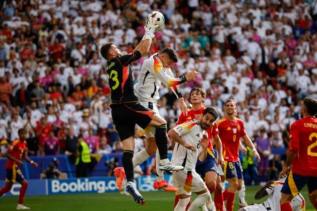 Spain s Unai Simon (L) in action against Germany s Kai Havertz (2-L) during the UEFA EURO, EM, Europameisterschaft,Fussball 2024 s quarter-finals game between Spain and Germany at MHPArena stadium in Stuttgart, Germany, 05 July 2024. Spain vs. Germany !ACHTUNG: NUR REDAKTIONELLE NUTZUNG!  Copyright: xAlbertoxEstevezx GRAF2250 20240705-55014071021_1