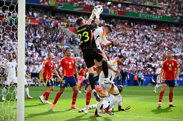 05 07 2024, Football UEFA EURO 2024, Quarter-final, Spain Germany, in the Stuttgart Arena f l Goalkeeper Simon Unai Spain against Kai Havertz Germany
