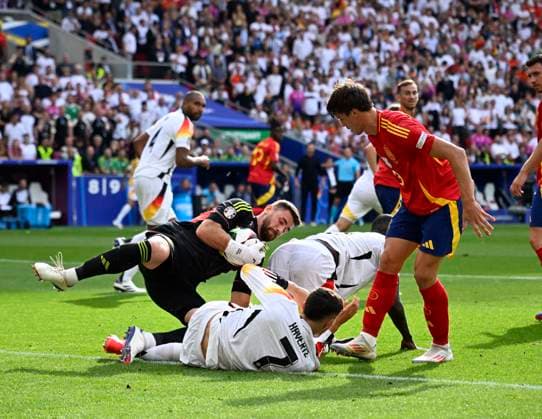 05 07 2024, Football UEFA EURO 2024, Quarter-final, Spain Germany, in the Stuttgart Arena f l Goalkeeper Simon Unai Spain against Kai Havertz Germany