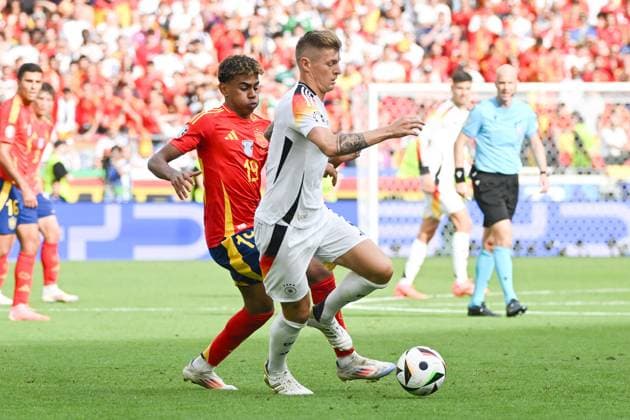 Soccer, Men, Season 2023 24, Euro EM 2024, Quarterfinals in Stuttgart, Spain Germany, Lamine Yamal Spain and Toni Kroos Germany in a duel , 05 07 2024, Copyright: xMatthiasxKochx