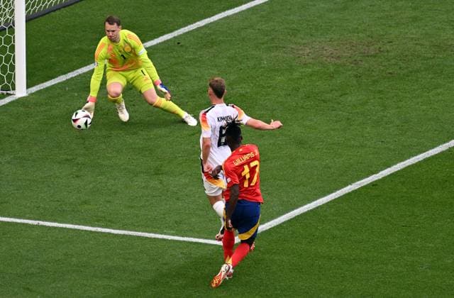 05 07 2024, xjhx, Football EM 2024 1 4 Final, Germany Spain emspor, v l Manuel Neuer Deutsche Fussball Nationalmannschaft DFB , Toni Kroos Deutsche Fussball Nationalmannschaft DFB , Nicholas Williams Arthuer Jr Spain DFL DFB REGULATIONS PROHIBIT ANY USE OF PHOTOGRAPHS as IMAGE SEQUENCES and or QUASI VIDEO Stuttgart