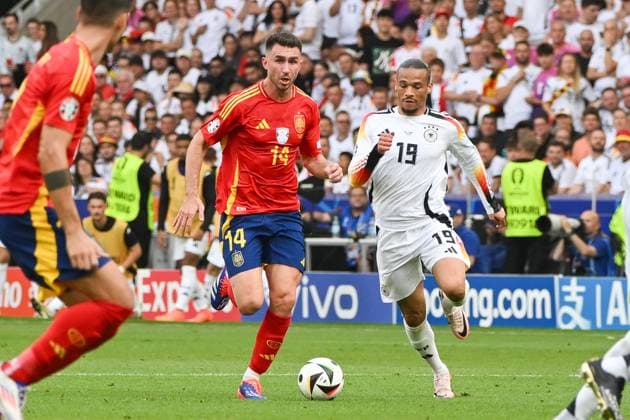 Soccer, Men, Season 2023 24, Euro EM 2024, Quarterfinals in Stuttgart, Spain Germany, Aymeric Laporte Spain and Leroy Sane Germany in a duel , 05 07 2024, Copyright: xMatthiasxKochx