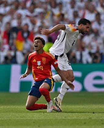 05 07 2024, Football UEFA EURO 2024, Quarter-final, Spain Germany, in the Stuttgart Arena Emre Can Germany vs Lamine Yamal Spain