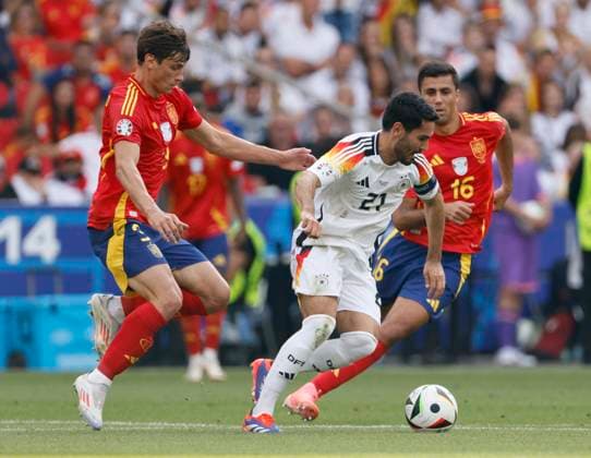 Spain v Germany: Quarter-Final - UEFA EURO, EM, Europameisterschaft,Fussball 2024 Robin Le Normand of Spain and Ilkay Gundogan of Germany challenge during the UEFA EURO 2024 quarter-final match between Spain and Germany at Stuttgart Arena on July 5, 2024 in Stuttgart, Germany. Stuttgart Stuttgart Arena Germany Germany Copyright: xRichardxSellers Sportsphoto APLx 14044146