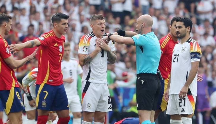 Referee Anthony Taylor ENG talks to Toni Kroos Sport Football Soccer European Championship Euro 2024 European Championship Quarterfinals Men Season 2023 2024 05 07 2024 Spain ESP vs Germany GER in Stuttgart DFL regulations prohibit any use of photographs as image sequences and or quasi video