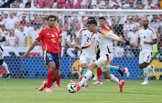 Rodri, Kai Havertz duel Match scene Action Sport Football Soccer European Championship Euro 2024 European Championship Quarterfinals Men Season 2023 2024 05 07 2024 Spain ESP vs Germany GER in Stuttgart DFL regulations prohibit any use of photographs as image sequences and or quasi video