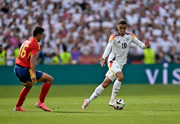 05 07 2024, Football UEFA EURO 2024, Quarter-final, Spain Germany, at Stuttgart Arena v l Rodri Spain v Jamal Musiala Germany