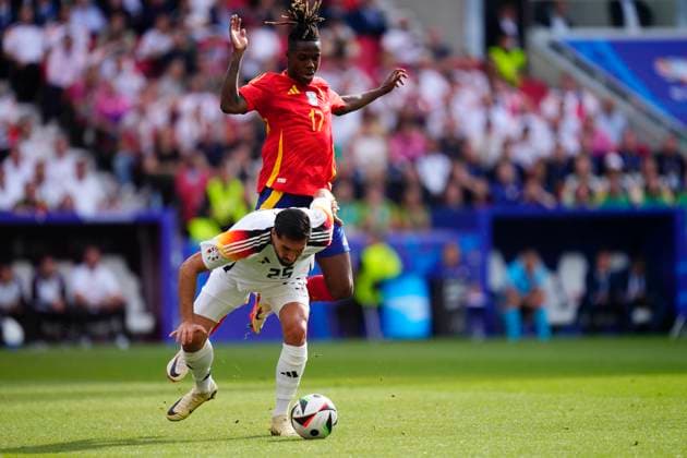 Spain v Germany: Quarter-Final - UEFA EURO, EM, Europameisterschaft,Fussball 2024 Aleksandar Pavlovic defensive midfield of Germany and Bayern Munich and Nico Williams left winger of Spain and Athletic Club Bilbao compete for the ball during the UEFA EURO 2024 quarter-final match between Spain and Germany at Stuttgart Arena on July 5, 2024 in Stuttgart, Germany. Stuttgart Germany  Copyright: xJosexBretonx originalFilename:bretonhernandez-spainvge240705_npiVN.jpg