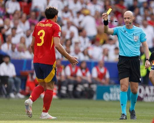 Spain v Germany: Quarter-Final - UEFA EURO, EM, Europameisterschaft,Fussball 2024 Robin Le Normand of Spain is shown a Yellow card by Referee Anthony Taylor during the UEFA EURO 2024 quarter-final match between Spain and Germany at Stuttgart Arena on July 5, 2024 in Stuttgart, Germany. Stuttgart Stuttgart Arena Germany Germany Copyright: xRichardxSellers Sportsphoto APLx 14044147