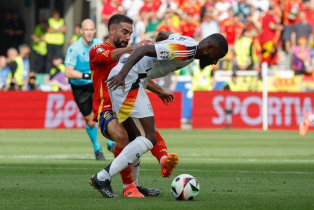Spain s Dani Carvajal (L) in action against Germany s Antonio Ruediger (R) during the UEFA EURO, EM, Europameisterschaft,Fussball 2024 s quarter-finals game between Spain and Germany at MHPArena stadium in Stuttgart, Germany, 05 July 2024. Spain vs. Germany !ACHTUNG: NUR REDAKTIONELLE NUTZUNG!  Copyright: xJ.JxGuillenx GRAF2255 20240705-55014071122_1