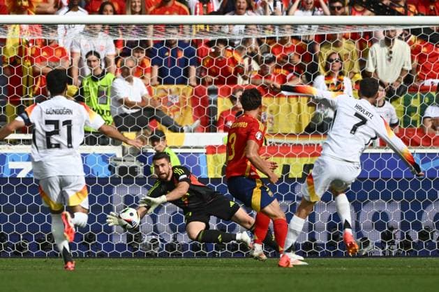 05 07 2024, xpsx, Football EM 2024 1 4 Final, Germany Spain emspor, v l Unai Simon Spain holds shot from Kai Havertz Germany, 7 shoots the ball on goal, shot on goal, shot parade, holds the ball, catches the ball, parries DFL DFB REGULATIONS PROHIBIT ANY USE OF PHOTOGRAPHS as IMAGE SEQUENCES and or QUASI VIDEO Stuttgart