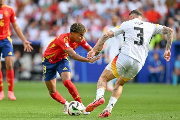 240705 EURO2024 SPAIN VS GERMANY Lamine Yamal (19) of Spain fighting for the ball with David Raum (3) of Germany during a soccer game between the national teams of Spain and Germany in the Quarter Final stage of the UEFA EURO, EM, Europameisterschaft,Fussball 2024 tournament , on Friday 5 July 2024 in Stuttgart , Germany . PHOTO SPORTPIX David Catry STUTTGART GERMANY  Copyright: xx 472037