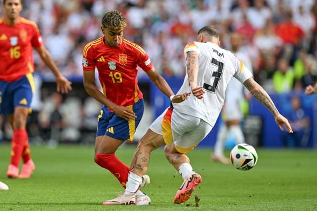 240705 EURO2024 SPAIN VS GERMANY Lamine Yamal (19) of Spain fighting for the ball with David Raum (3) of Germany during a soccer game between the national teams of Spain and Germany in the Quarter Final stage of the UEFA EURO, EM, Europameisterschaft,Fussball 2024 tournament , on Friday 5 July 2024 in Stuttgart , Germany . PHOTO SPORTPIX David Catry STUTTGART GERMANY  Copyright: xx 472038