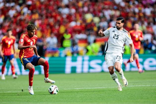 UEFA EURO 2024 Spain Germany 05 07 2024 Lamine Yamal Spain, 19 , Emre Can Germany, 25 UEFA EURO 2024 Spain Germany Stuttgart Arena, Stuttgart on 05 07 2024 Copyright: xBEAUTIFULxSPORTS Wunderlx