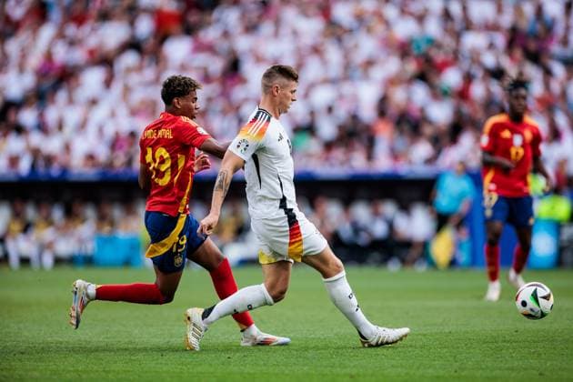 UEFA EURO 2024 Spain Germany 05 07 2024 Lamine Yamal Spain, 19 , Toni Kroos Germany, 8 UEFA EURO 2024 Spain Germany Stuttgart Arena, Stuttgart on 05 07 2024 Copyright: xBEAUTIFULxSPORTS Wunderlx