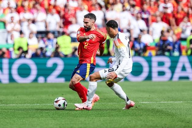 Sport, Football, UEFA EURO 2024 quarter-final Spain Germany 05 07 2024, Stuttgart Arena Daniel Carvajal Spain, 2 Jamal Musiala Germany, 10 Stuttgart Stuttgart Arena Baden Württemberg Germany