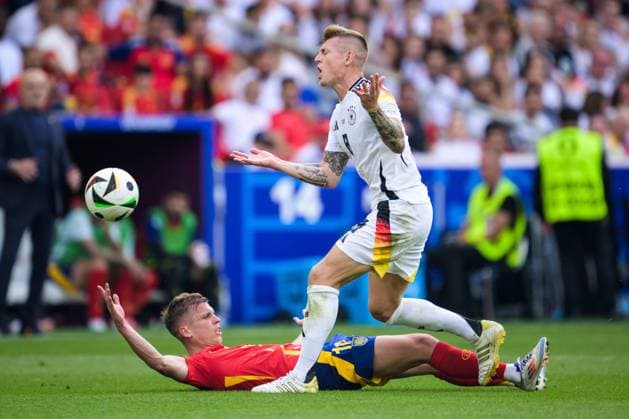 240705 Toni Kroos of Germany and Daniel Olmo of Spain during the UEFA Euro 2024 Football Championship quarterfinal between Spain and Germany on July 5, 2024 in Stuttgart Photo Mathias Bergeld BILDBYRAN code MB MB0942 fotboll football soccer fotballs em europamästerskap em uefa euro uefa european football championship euro 2024 kvartfinal quarterfinal quarterfinals spanien spain deutschland germany bbeng bbauto  Copyright: MATHIASxBERGELD BB240705MB043