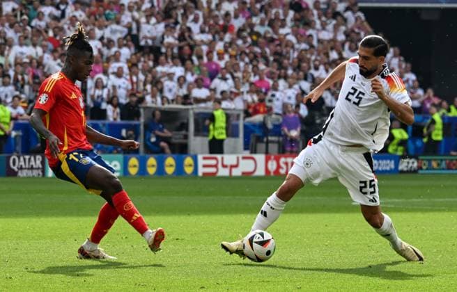 05 07 2024, xsltx, Football EM 2024 1 4 Final, Germany Spain emspor, v l Mikel Williams Spain , Emre Can Germany duel, action, action, battle for the ball DFL DFB REGULATIONS PROHIBIT ANY USE OF PHOTOGRAPHS as IMAGE SEQUENCES and or QUASI VIDEO Stuttgart