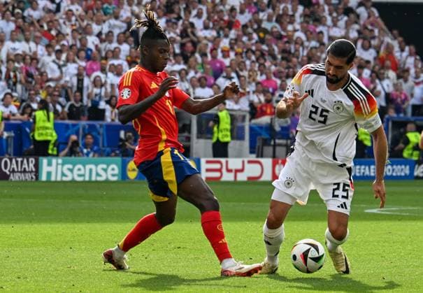 05 07 2024, xsltx, Football EM 2024 1 4 Final, Germany Spain emspor, v l Mikel Williams Spain , Emre Can Germany duel, action, action, battle for the ball DFL DFB REGULATIONS PROHIBIT ANY USE OF PHOTOGRAPHS as IMAGE SEQUENCES and or QUASI VIDEO Stuttgart