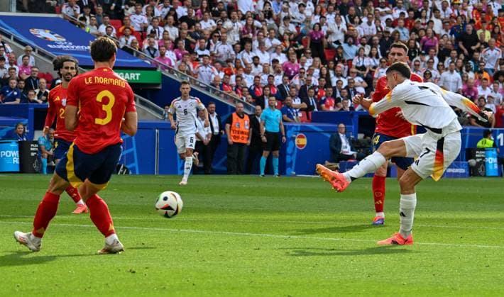 05 07 2024, xsltx, Football EM 2024 1 4 Final, Germany Spain emspor, v l Robin Le Normand Spain , Kai Havertz Germany with shot on goal DFL DFB REGULATIONS PROHIBIT ANY USE OF PHOTOGRAPHS as IMAGE SEQUENCES and or QUASI VIDEO Stuttgart