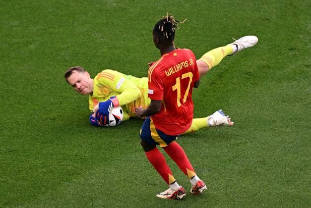 05 07 2024, xjhx, Football EM 2024 1 4 Final, Germany Spain emspor, v l Manuel Neuer Deutsche Fussball Nationalmannschaft DFB , Nicholas Williams Arthuer Jr Spain DFL DFB REGULATIONS PROHIBIT ANY USE OF PHOTOGRAPHS as IMAGE SEQUENCES and or QUASI VIDEO Stuttgart