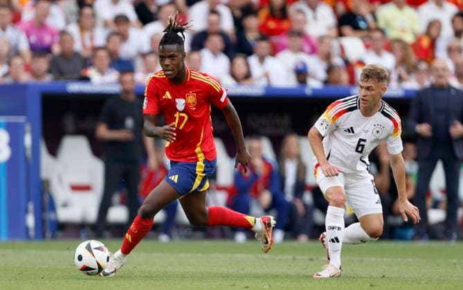Spain v Germany: Quarter-Final - UEFA EURO, EM, Europameisterschaft,Fussball 2024 Nico Williams of Spain moves away on the ball from Joshua Kimmich of Germany during the UEFA EURO 2024 quarter-final match between Spain and Germany at Stuttgart Arena on July 5, 2024 in Stuttgart, Germany. Stuttgart Stuttgart Arena Germany Germany Copyright: xRichardxSellers Sportsphoto APLx 14044151