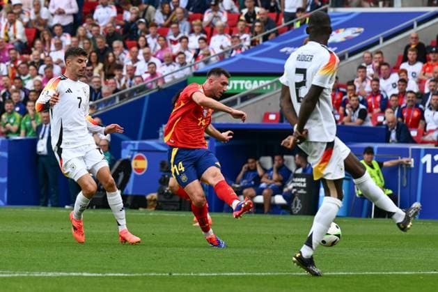 05 07 2024, xpsx, Football EM 2024 1 4 Final, Germany Spain emspor, v l Aymeric Laporte Spain, 14 shoots the ball on goal, shot on goal, shot DFL DFB REGULATIONS PROHIBIT ANY USE OF PHOTOGRAPHS as IMAGE SEQUENCES and or QUASI VIDEO Stuttgart