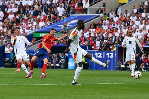 05 07 2024, xpsx, Football EM 2024 1 4 Final, Germany Spain emspor, v l Aymeric Laporte Spain, 14 shoots the ball on goal, shot on goal, shot DFL DFB REGULATIONS PROHIBIT ANY USE OF PHOTOGRAPHS as IMAGE SEQUENCES and or QUASI VIDEO Stuttgart