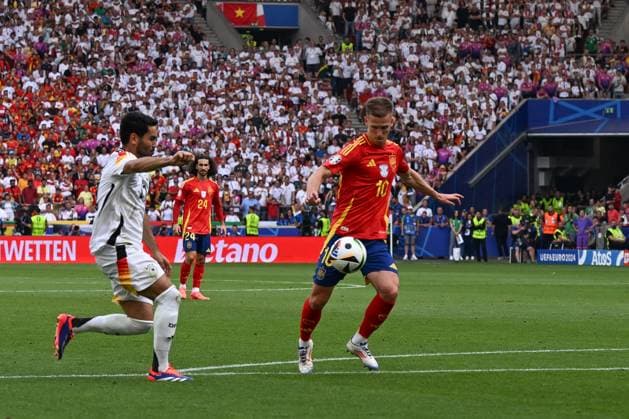 05 07 2024, xpsx, Football EM 2024 1 4 Final, Germany Spain emspor, v l Ilkay Guendogan Gündogan, Germany, 21 , Dani Olmo Spain, 10 DFL DFB REGULATIONS PROHIBIT ANY USE OF PHOTOGRAPHS as IMAGE SEQUENCES and or QUASI VIDEO Stuttgart
