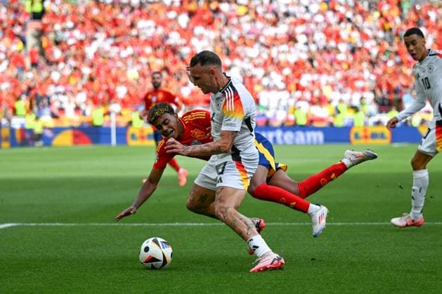 05 07 2024, xpsx, Football EM 2024 1 4 Final, Germany Spain emspor, v l Lamine Yamal Spain, 19 , David Raum Germany, 3 duel, duel, fight, tackle DFL DFB REGULATIONS PROHIBIT ANY USE OF PHOTOGRAPHS as IMAGE SEQUENCES and or QUASI VIDEO Stuttgart