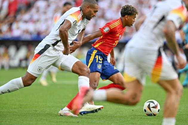 240705 EURO2024 SPAIN VS GERMANY Jonathan Tah (4) of Germany fighting for the ball with Lamine Yamal (19) of Spain during a soccer game between the national teams of Spain and Germany in the Quarter Final stage of the UEFA EURO, EM, Europameisterschaft,Fussball 2024 tournament , on Friday 5 July 2024 in Stuttgart , Germany . PHOTO SPORTPIX David Catry STUTTGART GERMANY  Copyright: xx 472052