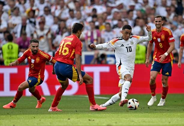 05 07 2024, Football UEFA EURO 2024, quarter-final, Spain Germany, in the Stuttgart Arena f l Daniel Carvajal Spain , Rodri Spain , Jamal Musiala Germany and Fabian Spain