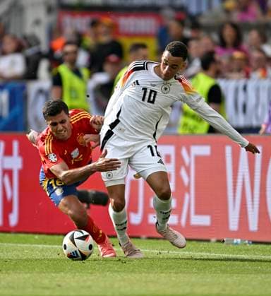 05 07 2024, Football UEFA EURO 2024, Quarter-final, Spain Germany, in the Stuttgart Arena v l Rodri Spain with full commitment against Jamal Musiala Germany