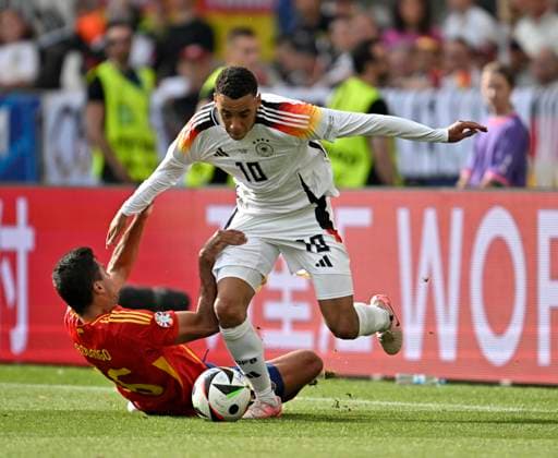 05 07 2024, Football UEFA EURO 2024, Quarter-final, Spain Germany, in the Stuttgart Arena v l Rodri Spain with full commitment against Jamal Musiala Germany