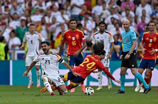 05 07 2024, Football UEFA EURO 2024, quarter-final, Spain Germany, in the Stuttgart Arena v l Ilkay Gündogan Germany v Marc Cucurella Spain