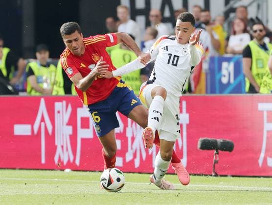 Rodri in a duel with Jamal Musiala Match scene Action Sport Football European Football Championship Euro 2024 European Championship quarter-finals mens season 2023 2024 05 07 2024 Spain ESP vs Germany GER in Stuttgart DFL regulations prohibit any use of photographs as image sequences and or quasi video