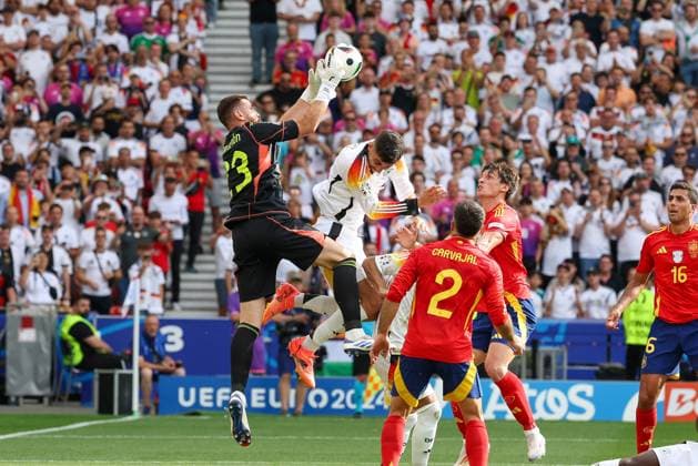 in duel, action, with Unai Simon 23 Spain , Kai Havertz 7 Germany , Spain vs Germany, Football, UEFA Euro 2024, Quarterfinals, 05 07 2024 Stuttgart Baden Wuerttemberg Germany Copyright: xkolbert-press ChristianxKolbertx