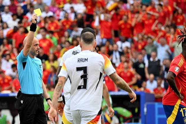 05 07 2024, xjrdrx, Football EM 2024 1 4 Final, Germany Spain emspor, v l Referee Referee Anthony Taylor England shows yellow card Jonathan Tah German national football team DFB David Raum German national football team DFB DFL DFB REGULATIONS PROHIBIT ANY USE OF PHOTOGRAPHS as IMAGE SEQUENCES and or QUASI VIDEO Stuttgart