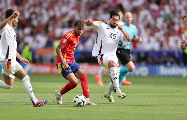 05 07 2024, European Football Championship, UEFA EURO 2024, Spain Germany, quarter-final, Stuttgart Arena, v l , Lamine Yamal Nasraoui Ebana Spain , Emre Can Germany Copyright: HMBxMedia